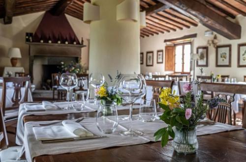 ii-borgo-di-vescine-dining-lounge-tuscany-italy