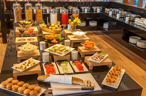 buffet-food-cuisine-hotel-deventure-sarovar-portico-new-delhi-india