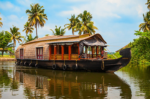houseboat-sailing-alappuzha-backwaters-kerala-india