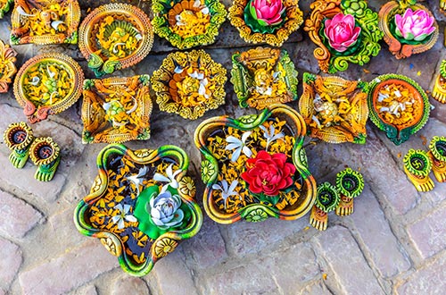 traditional-colorful-buddha-souvenir-market-ladakh-india