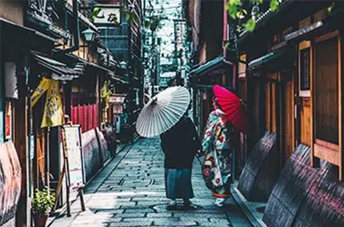 kyoto-streets-women-walking-with-umbrella-japan