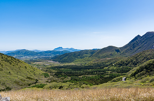 kuju-mountain-range-makinoto-pass-oita-japan