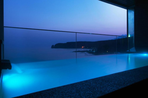 Kitakobushi-Shiretoko-Hotel-Resort-Onsen-with-sea-view