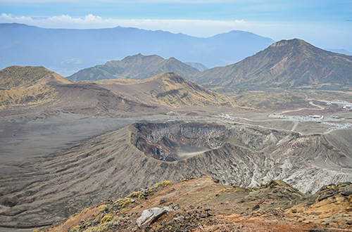 nakadake-crater-mount-aso-kumamoto-japan