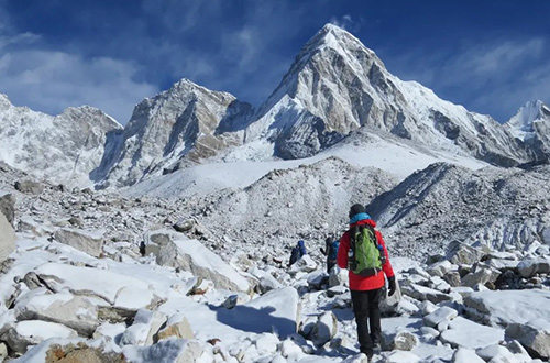 mount-everest-mountain-peak-hiker
