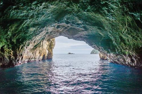 bay-of-island-new-zealand-north-island-rikoriko-sea-cave