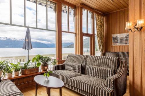 kviknes-hotel-lounge-area-with-view-norway