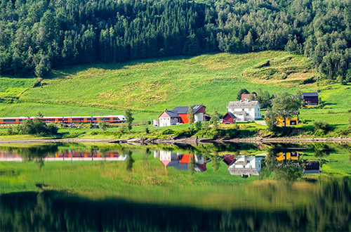 lake-vangsvatnet-norway-village