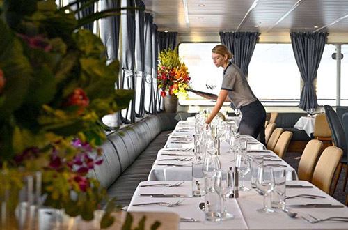 coral-adventurer-cruise-dining-room-table-setup