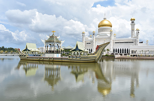 omar-ali-saifuddien-mosque-river