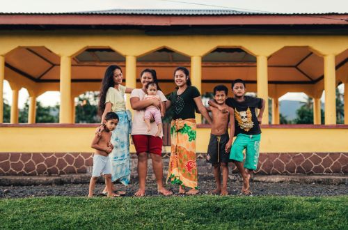 upolu-samoa-village-locals-family