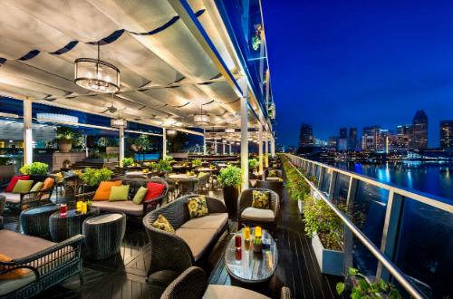 fullerton-bay-hotel-rooftop-lounge-singapore
