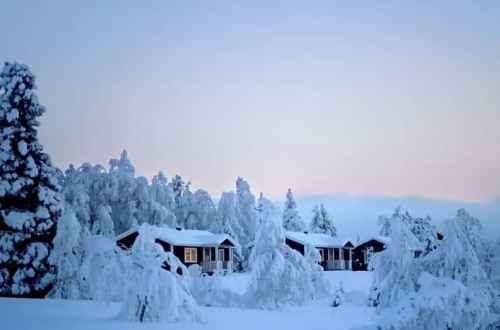 sweden-arctic-circle-cabins-in-the-snow-daylight.