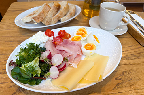 breakfast></picture></td>
<td width=