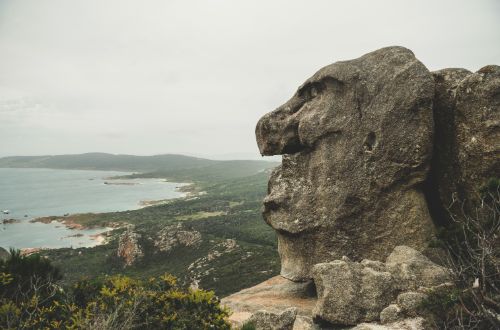 old-mans-head-rock-flinders-ranges-tasmania-australia-close-up-rock-formation