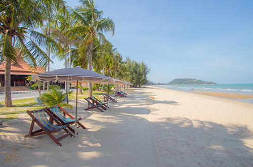 beach-lounges-baan-grood-arcadia-bang-saphan-prachuap-khiri-khan-thailand