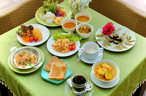breakfast-at-te-chumphon-hotel-chumphon-thailand