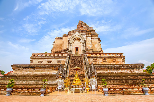 wat-chedi-luang-chiang-mai-thailand-temple
