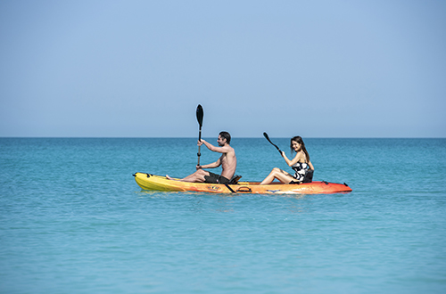 park-hyatt-abu-dhabi-kayaking-couple