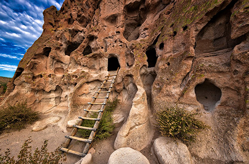 sante-fe-new-mexico-usa-bandelier-national-monument-alcove-house-cliff-dwellings