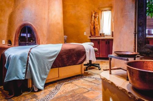 el-monte-sagrado-resort-and-spa-massage-room-santa-fe-new-mexico-usa