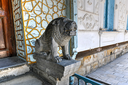 lion-statue-sitora-i-mokhi-khosa-bukhara-uzbekistan