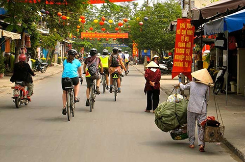 hanoi-old-quarter-hanoi-vietnam-cyclists