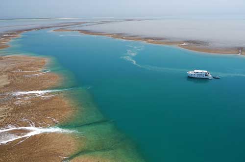 kimberley-quest-western-australia-cruise-cruising-over-montgomery-reef
