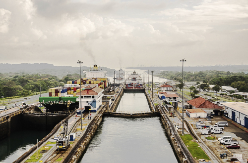 panama-canal-crossing-city-cruise