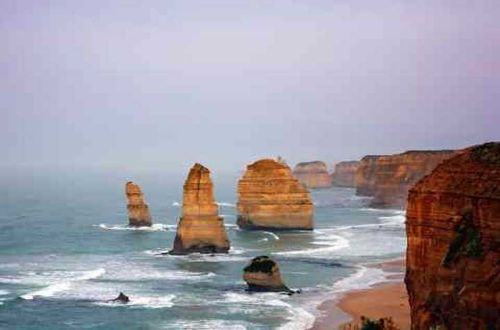australia-tour-great-ocean-road-twelve-apostles-walk-stone