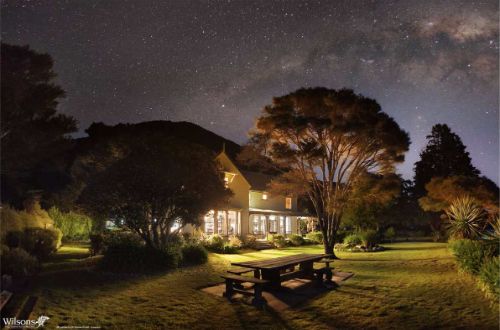 abel-tasman-walk-Meadowbank-Lodge-at-night