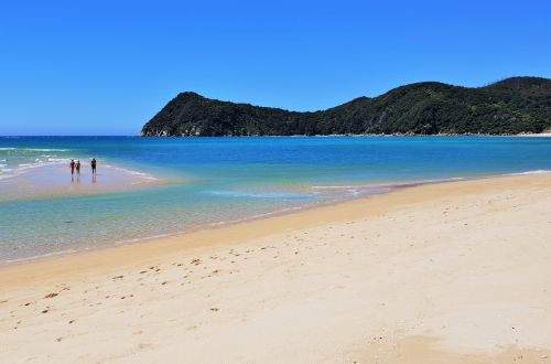 abel-tasman-national-park-new-zealand-walk-swim-golden-beach 