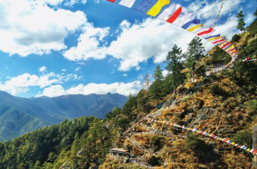 bhutan-trekking-bhutan-luxury-holiday-bumdra-trek-bumdra-monastery-trek-tiger-nest-hike-taktsang-trek-paro-prayer-flags-