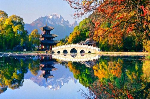Lijiang-Old-Town-lake-and-bridge