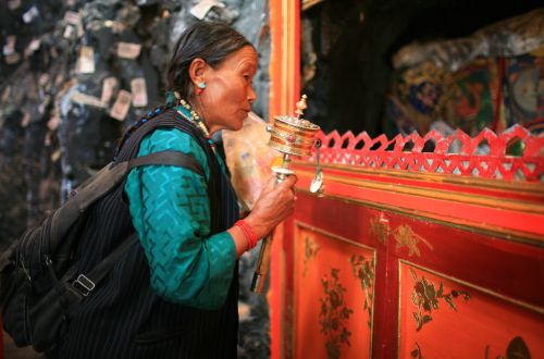 tibetan-buddhist-culture-potala-prayer