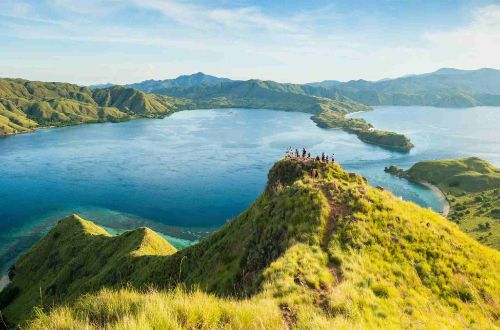 indonesia-tour-komodo-island-walking-cruise-hiking-landscape