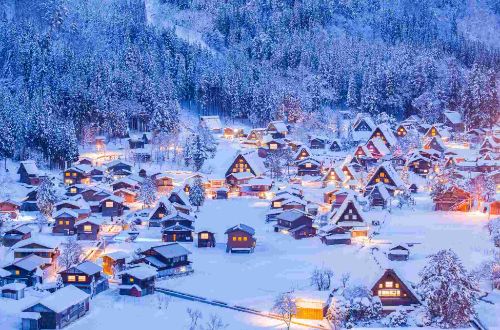 japan-walk-snowshoeing-skiing-shirakawago-winter
