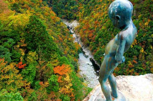 japan-luxury-walk-shikoku-iya-valley-peeing-boy-statue