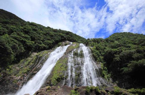 japan-luxury-walk--yakushima-island-waterfall