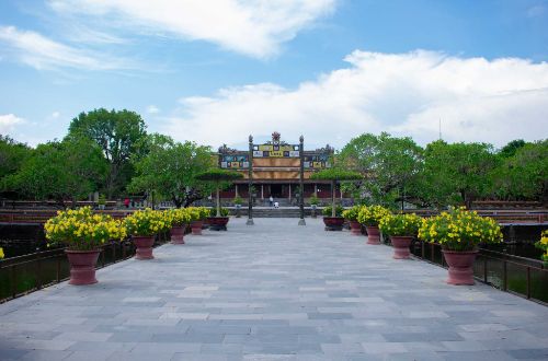 vietnam-walk-hue-palace-garden
