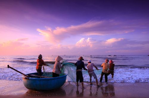 vietnam-walk-thuan-an-beach-fishermen