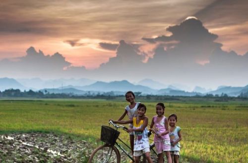 vietnam-walk-village-children
