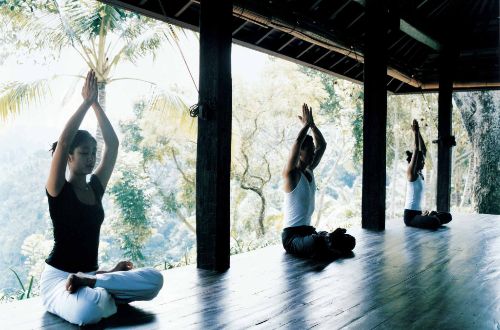 bali-luxury-wellness-retreat-como-shambhala-estate-sitting-yoga