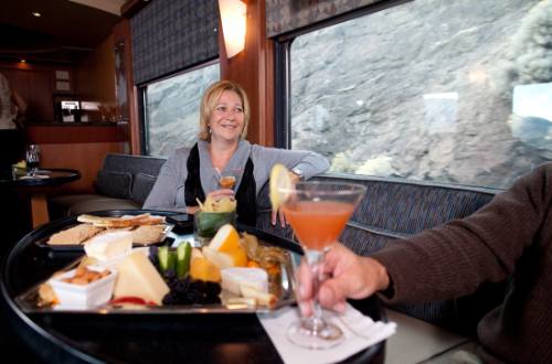 rocky-mountaineer-rail-lounge-car-canadian-rockies-cuisine-cocktails