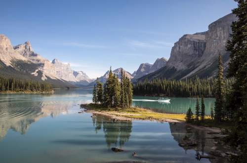 maligne-lake-boat-canadian-rockies-jasper-national-park-canada-rocky-mountaineer-rail