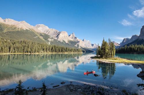 maligne-lake-jasper-canadian-rockies-canada-jasper-national-park-maligne-lake-canoe