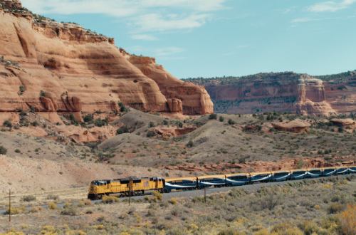 ruby-canyon-train-exterior-rocky-mountaineer-rail-rockies-to-red-rocks