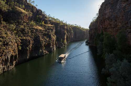 the-ghan-katherine-gorge-with-boat-cruising