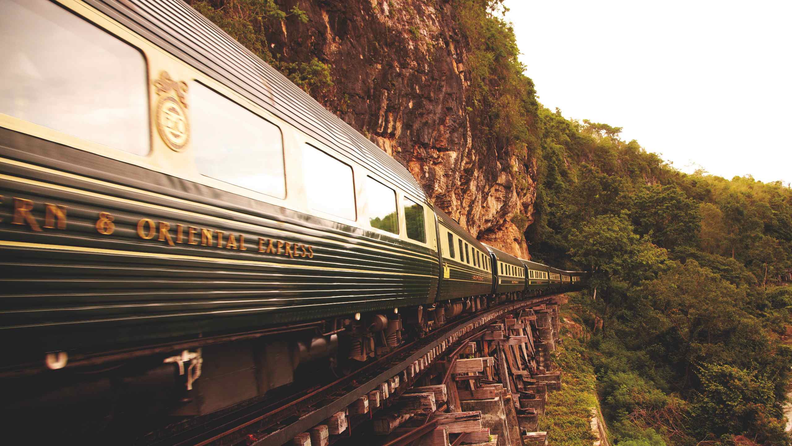 wysiwyg/rail/eastern-and-oriental-express-belmond-luxury-train-exterior-thailand-malaysia-singapore