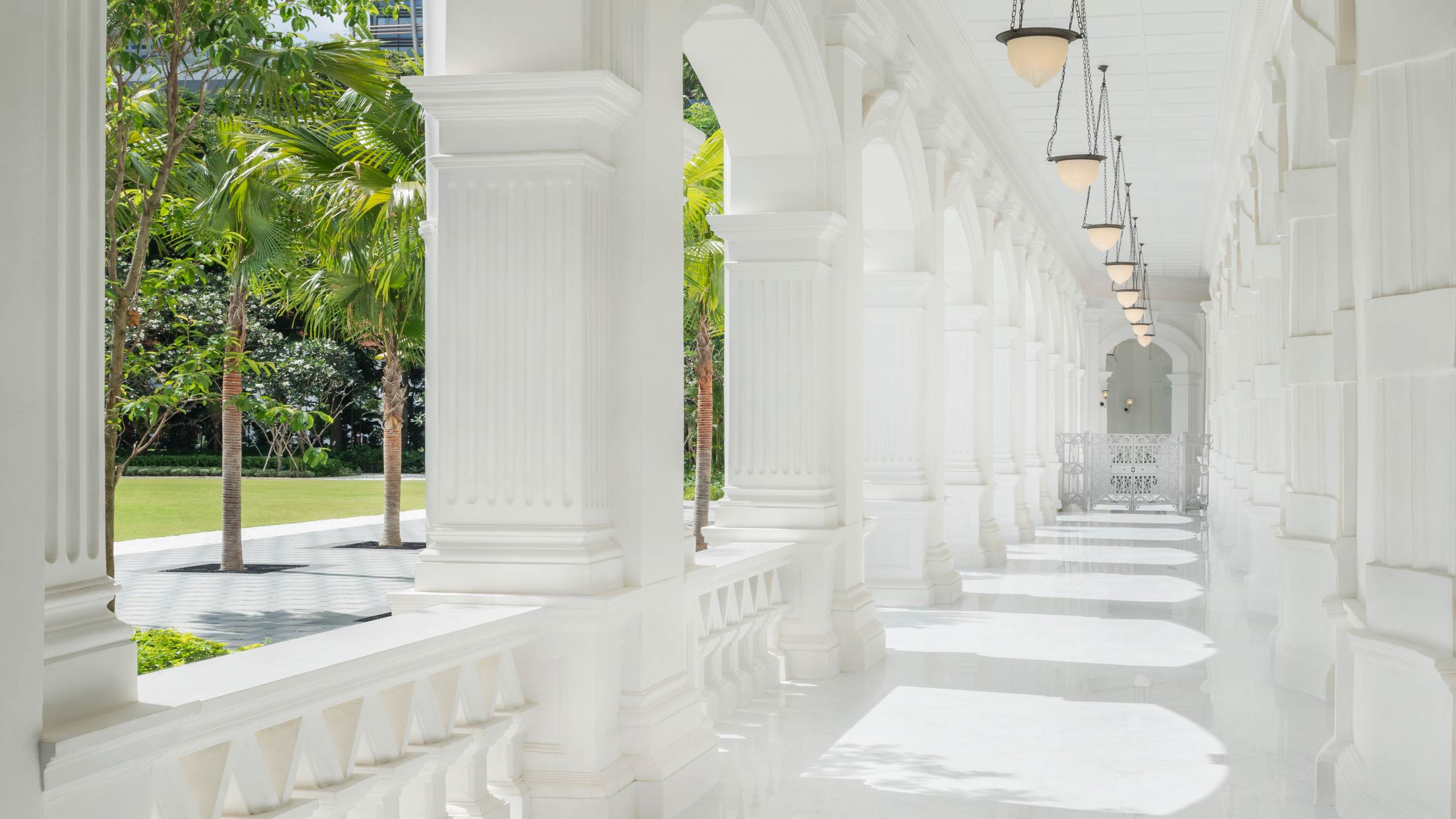 raffles-hotel-singapore-colonnade-walkway-luxury-accomodation